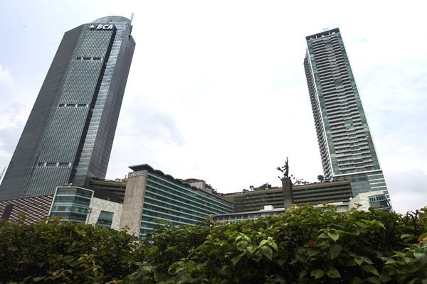 Gedung Menara BCA (kiri) dan apartemen Kempenski di kawasan Bundaran Hotel Indonesia, Jakarta, Rabu (24/2). - Antara/Muhammad Adimaja