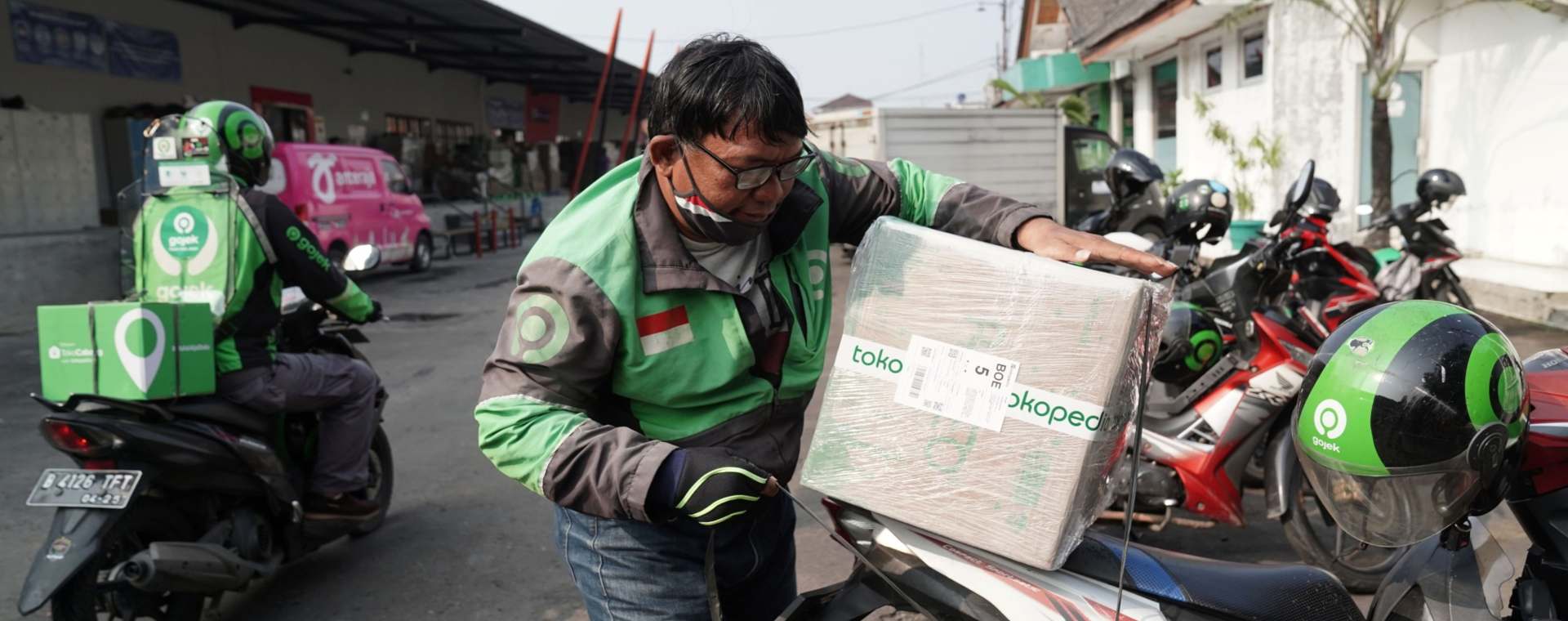  Pengemudi Gojek mengambil paket Tokopedia, di Jakarta.  - Bloomberg