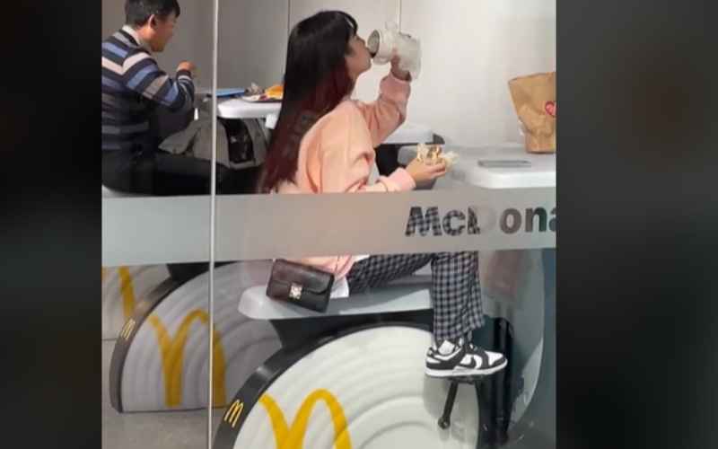 Meja 'sepeda statis' di salah satu cabang McDonald's China ini viral di media sosial - TikTok/cris13yu.