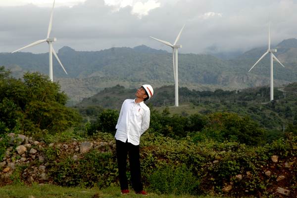 Presiden Joko Widodo mengamati turbin kincir angin usai meresmikan Pembangkit Listirk Tenaga Bayu (PLTB) di Desa Mattirotasi, Kabupaten Sidrap, Sulawesi Selatan, Senin (2/7/2018). - ANTARA/Abriawan Abhe
