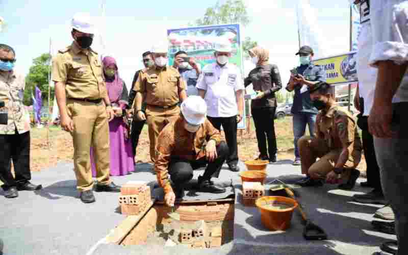 Gubernur Sumsel Herman Deru (tengah) meletakkan batu pertama secara simbolis dalam acara peluncuran pembangunan rumah bersubsidi.  - Istimewa 