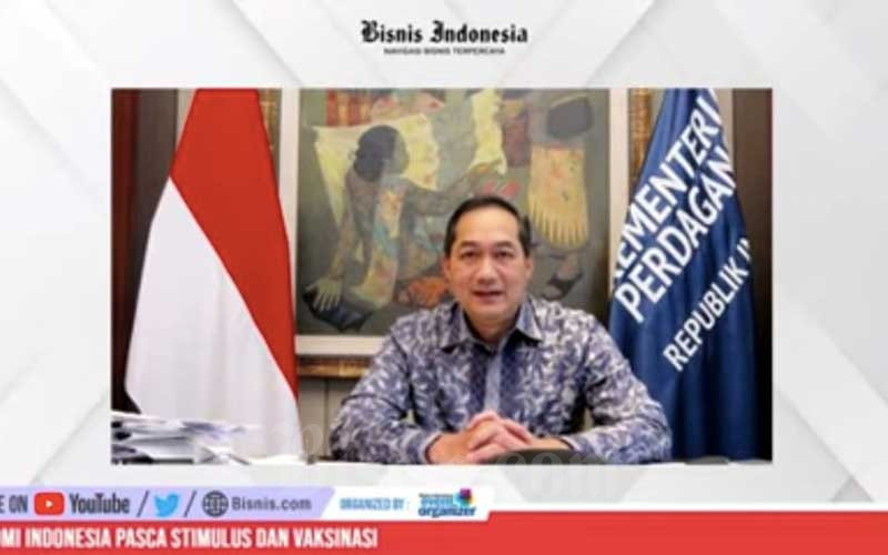 Menteri Perdagangan Muhammad Lutfi (dalam layar) memberikan pemaparan dalam webinar Mid Year Economic Outlook 2021: Prospek Ekonomi Indonesia Pasca Stimulus, Relaksasi dan Vaksinasi di Jakarta, Rabu (7/7/2021). Bisnis - Himawan L Nugraha