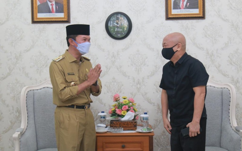 Wali Kota Palembang Harnojoyo (dari kiri) menerima kunjungan Ketua PHRI Sumsel Kurmin Halim terkait operasional hotel dan restoran selama momen Natal dan Tahun Baru.  - Istimewa