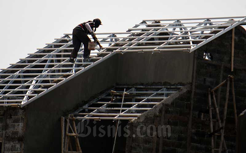 Pekerja beraktifitas di proyek pembangunan perumahan di Bogor, Jawa Barat, Senin (30/3/2020). Bisnis - Abdurachman