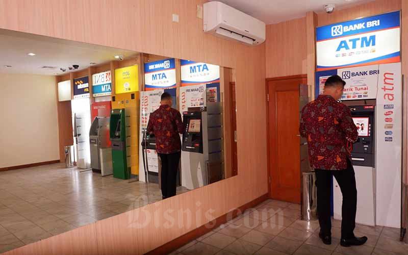 Nasabah bertransaksi di Galeri Anjungan Tunai Mandiri (ATM) di Jakarta, Minggu (29/7/2019). Bisnis - Nurul Hidayat