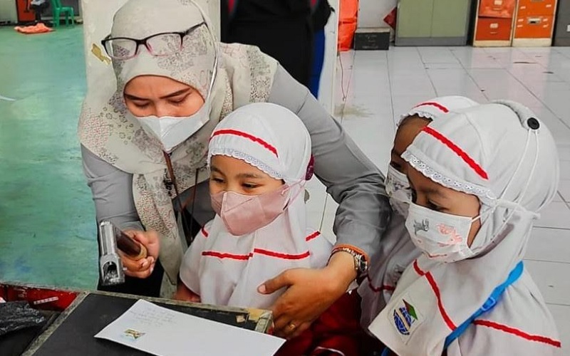 PT Pos Indonesia (Persero) menggelar lomba menulis surat untuk ibu diikuti sejumlah sekolah tingkat Sekolah Menengah Atas (SMA) dan SD. 