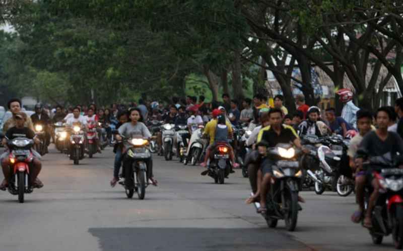 Jalan Raya Juanda jadi tempat para remaja melakukan aksi balapan liar saat ngabuburit atau menunggu Magrib di Batu Ceper, Tangerang, Banten, (14/7). TEMPO - Marifka Wahyu Hidayat.