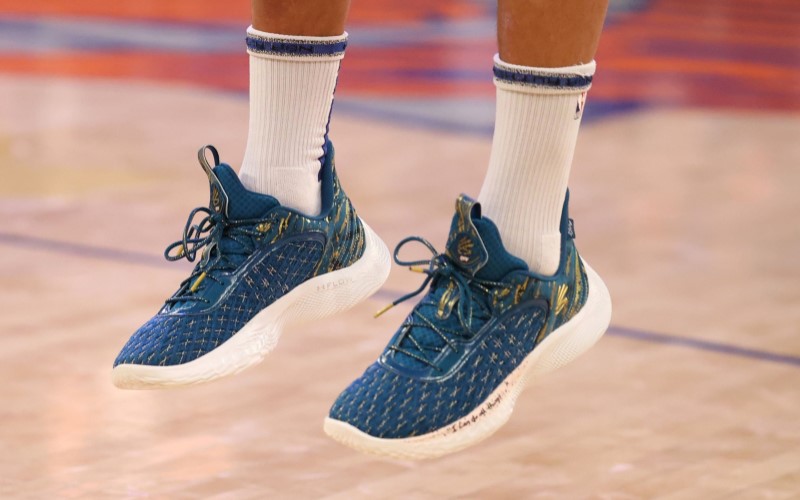 Sneakers pebasket NBA Stephen Curry saat mencetak three point. - Bloomberg