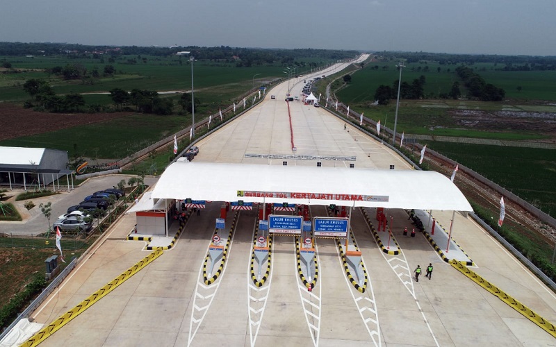 Gerbang Tol Kertajati Utama yang merupakan bagian dari jalan tol akses Bandara Internasional Jawa Barat (BIJB) Kertajati saat peresmiannya di Kabupaten Majalengka, Jawa Barat, Senin (20 - 12).