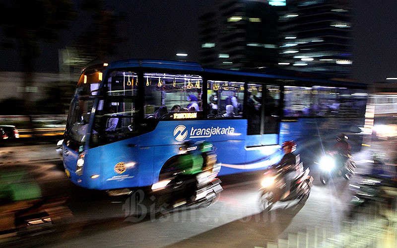 Bus Transjakarta melintas di Jalan MT Haryono, Jakarta, Selasa (6/8/2019). Bisnis - Arief Hermawan P 