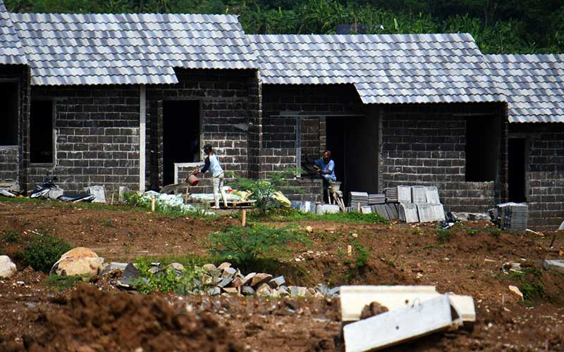 Pekerja beraktifitas di proyek pembangunan perumahan di Bogor, Jawa Barat, Senin (30/3/2020). Bisnis - Abdurachman