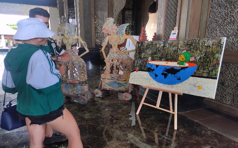Pengunjung melihat salah satu karya seniman Bali yang dijual di Whoafrank di Nusa Dua. bisnis - istimewa