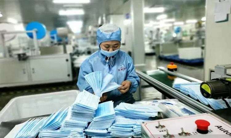 Karyawan pabrik masker di Changyuan, Provinsi Henan, memeriksa hasil pekerjaannya di tengah tingginya permintaan masker di China selama berjangkitnya wabah COVID-19. - Antara