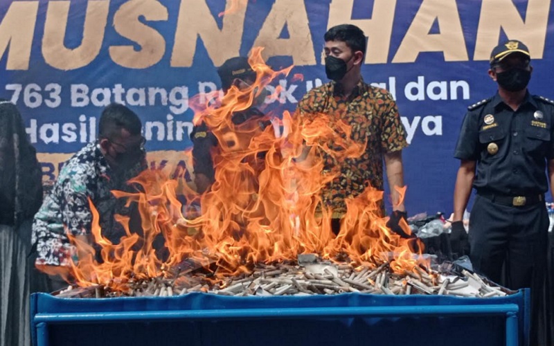 Kantor Pengawasan dan Pelayanan Bea Cukai (KPPBC) Tipe Madya Pabean C Cirebon memusnahkan ribuan barang ilegal yang beredar di wilayah Cirebon, Indramayu, Majalengka, dan Kuningan (Ciayumajakuning).