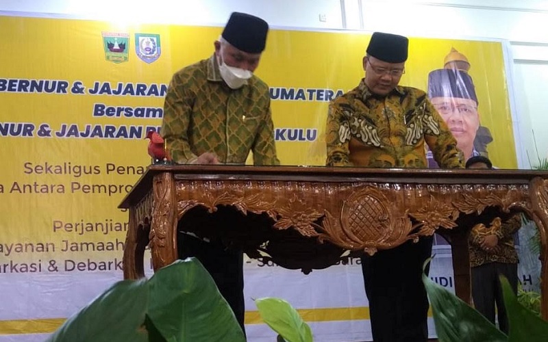 Gubernur Sumbar Mahyeldi (kiri) dan Gubernur Bengkulu Rohidin Mersyah (kanan) saat menandatangani kerja sama antar kedua daerah di Rumah Dinas Gubernur Bengkulu, Rabu (22/12/2021).  - Istimewa