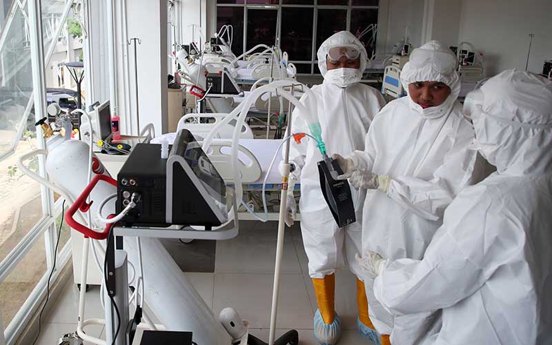 Petugas medis memeriksa kesiapan alat di ruang ICU Rumah Sakit Darurat Penanganan COVID-19 Wisma Atlet Kemayoran, Jakarta, Senin (23/3/2020). Presiden Joko Widodo yang telah melakukan peninjauan tempat ini memastikan bahwa rumah sakit darurat ini siap digunakan untuk karantina dan perawatan pasien Covid-19. Wisma Atlet ini memiliki kapasitas 24 ribu orang, sedangkan saat ini sudah disiapkan untuk tiga ribu pasien. ANTARA FOTO/Kompas/Heru Sri Kumoro - Pool