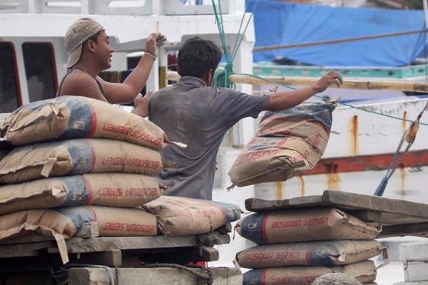 Pekerja memindahkan semen ke atas kapal di Pelabuhan Paotere Makassar, Sulawesi Selatan, Rabu (29/11). - JIBI/Paulus Tandi Bone 