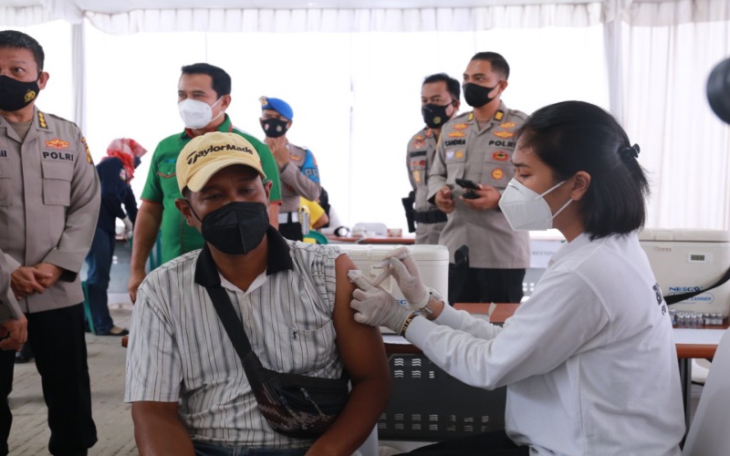 Petugas vaksin menyuntikan vaksin Covid-19 untuk masyarakat di wilayah ring I PT Semen Baturaja (Persero) Tbk.  - Bisnis/Dinda Wulandari