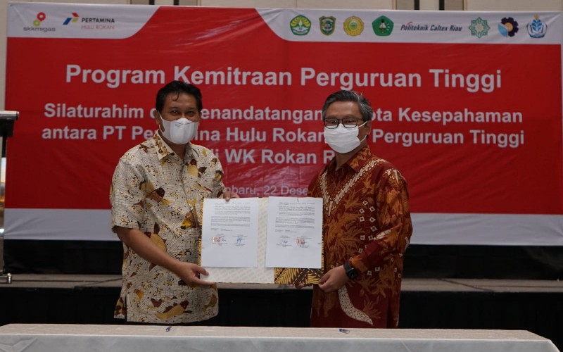 Direktur Utama PHR Jaffee A Suardin (kanan) bersama Rektor Universitas Riau Aras Mulyadi seusai menandatangani Nota Kesepahaman bersama lima perguruan tinggi lainnya di Pekanbaru pada 22 Desember 2021.  - Istimewa