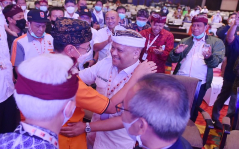 Ketua Umum PII periode 2018-2021 Heru Dewanto (kemeja orange) menyalami Wakil Ketua Umum PII periode 2021-2024 Ilham Habibie seusai pelantikan di Kongres XXII PII di Bali, Minggu (19/12 - 2021).