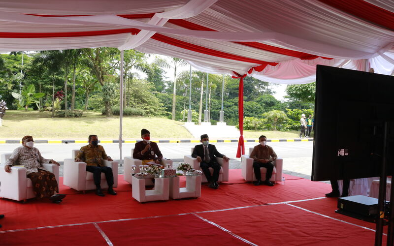 Gubernur Jawa Tengah, Ganjar Pranowo (tengah) bersama OPD dan perwakilan pengusaha Jateng, mengikuti pelepasan ekspor yang digelar serentak di 26 provinsi pada Kamis (23/12/2021). - Bisnis/Muhammad Faisal Nur Ikhsan.