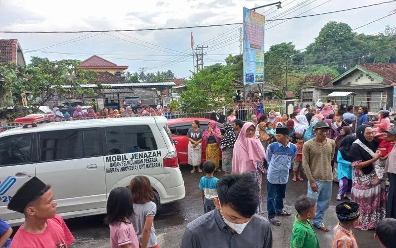 Dokumen - Jenazah pekerja migran Indonesia yang meninggal dunia dibawa ke rumah duka di Kabupaten Lombok Timur, menggunakan mobil ambulans milik UPT BP2MI NTB. - Antara/BP2MI NTB.