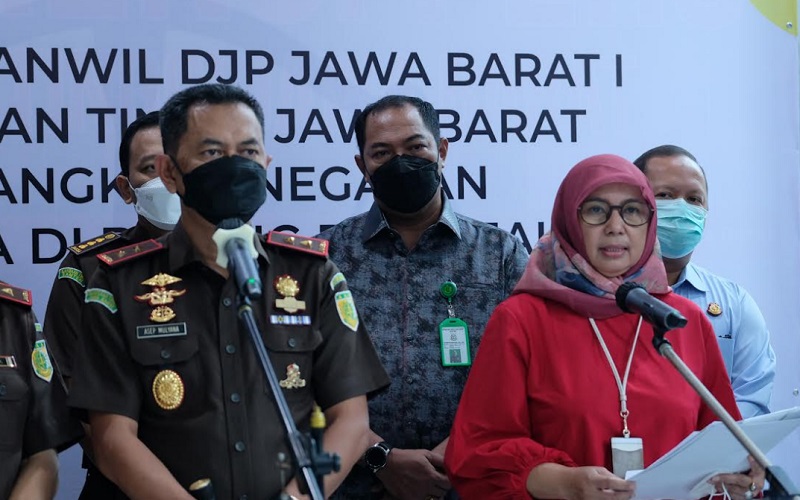 Konferensi pers yang dihadiri Kepala Kejati Jabar Asep N Mulyana (kiri) bersama Kepala Kanwil DJP Jawa Barat I Erna Sulistyowati