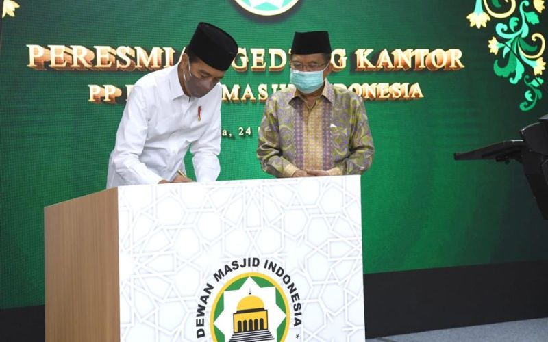 Presiden Jokowi didampingi Ketum DMI Jusuf Kalla meresmikan gedung kantor DMI, di Jakarta, Jumat (24/12/2021) - BPMI Setpres - Rusman.