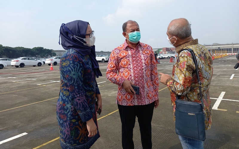 Plt Kepala Dinas Perindustrian dan Perdagangan Jawa Barat Moh Arifin Soedjayana (tengah) saat menghadiri pelepasan ekspor di PT Toyota Motor ManufacturingIndonesia, Karawang