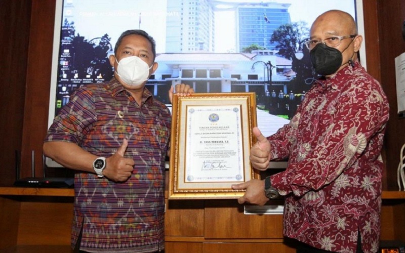 Plt Wali Kota Bandung Yana Mulyana (kiri) menerima penghargaan dari BNN