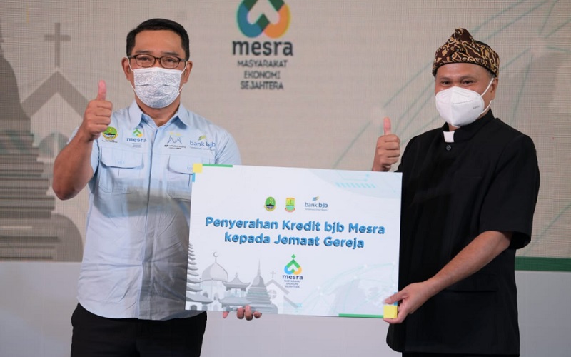 Gubernur Jawa Barat Ridwan Kamil menyerahkan Kredit Mesra secara khusus pada jemaah gereja di Kabupaten Karawang