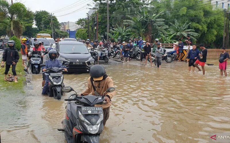Jalan protokol di Jalan Basuki Rahmad, Kota Palembang, Sumsel, Sabtu (25/12/2021) terendam banjir. - Antara/Yudi Abdullah.