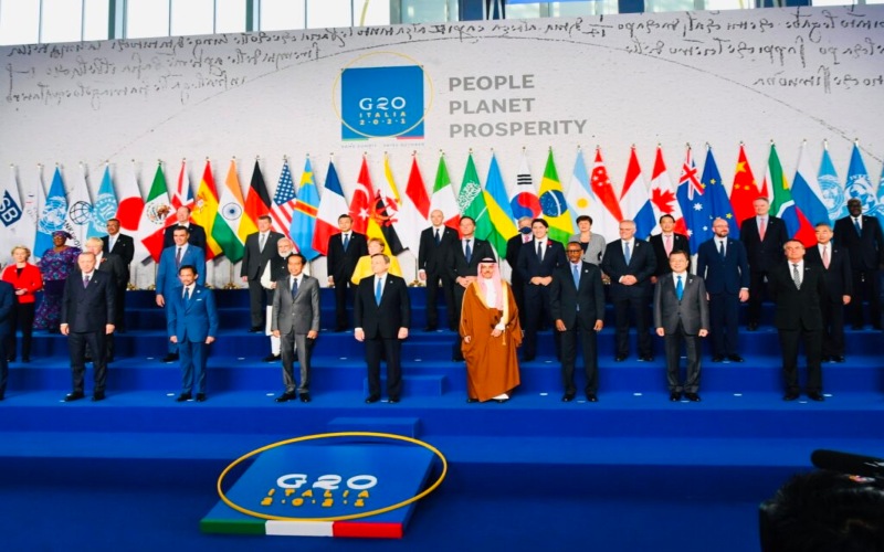 Kepala negara anggota G20 berpose di sela-sela KTT G20 Italia pada 2020. - g20.org