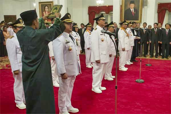 Lima gubernur dan enam wakil gubernur mengucapkan sumpah jabatan yang dipimpin Presiden Joko Widodo di Istana Negara, Jakarta, Jumat (12/5). - Antara/Widodo S Jusuf