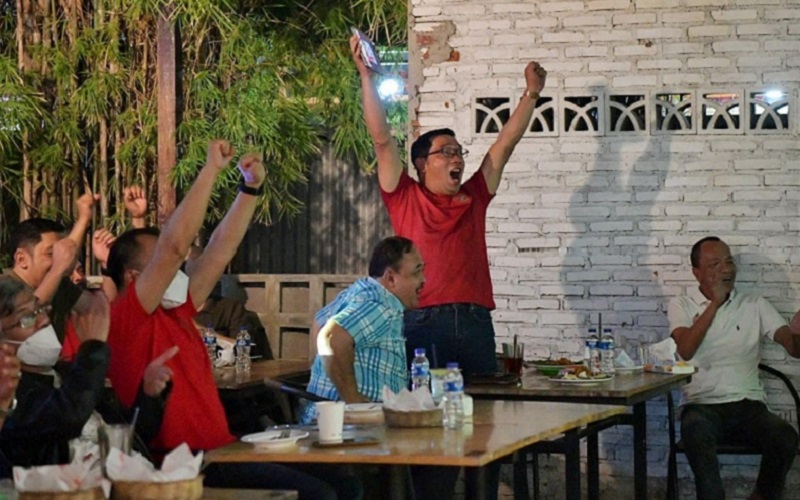 Gubernur Jawa Barat Ridwan Kamil menyaksikan laga semifinal leg 2 Piala AFF 2020 antara Timnas Indonesia melawan Singapura bersama warga Banda Aceh di sebuah rumah makan di Jalan Panglima Nyak Makam, Sabtu (25/12 - 2021) malam.