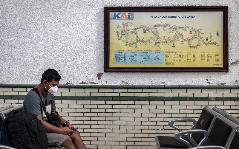 Seorang calon penumpang menunggu kedatangan kereta api di Stasiun Tawang, Semarang, Jawa Tengah, Jumat (2/7/2021). - ANTARA FOTO/Aji Styawan