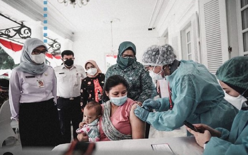 Vaksinasi ibu hamil di Balai Kota DKI Jakarta. - Instagram @aniesbaswedan