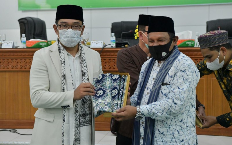 Gubernur Jawa Barat Ridwan Kamil melakukan pertemuan dengan Majelis Permusyawaratan Ulama (MPU) Aceh di kantor sekretariat MPU Aceh, Lampeuneurut Aceh Besar, Minggu (26/12 - 2021).