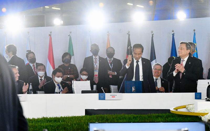 Presiden Joko Widodo (Jokowi) menerima Presidensi G20 secara simbolis dari PM Italia pada Penutupan KTT G20 Roma, Minggu (31/10/2021) - BPMI Setpres - Laily Rachev