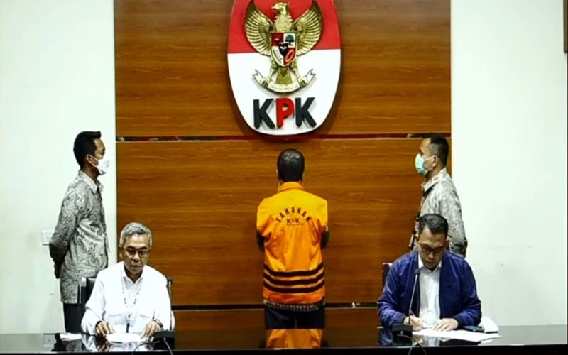 KPK memajang tersangka kasus pemeriksaan pajak Alfred Simanjuntak dalam konferensi pers yang berlangsung di Gedung Merah Putih, Senin (27/12 - 2021).