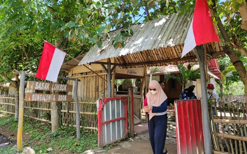 Wisatawan lokal berkunjung ke Desa Wisata Kuta, Lombok usai acara Superbike. Sirkuit Mandalika kini menarik perhatian wisatawan lokal untuk  berfoto di sekitar sirkuit. - Bisnis/Novita Sari Simamora