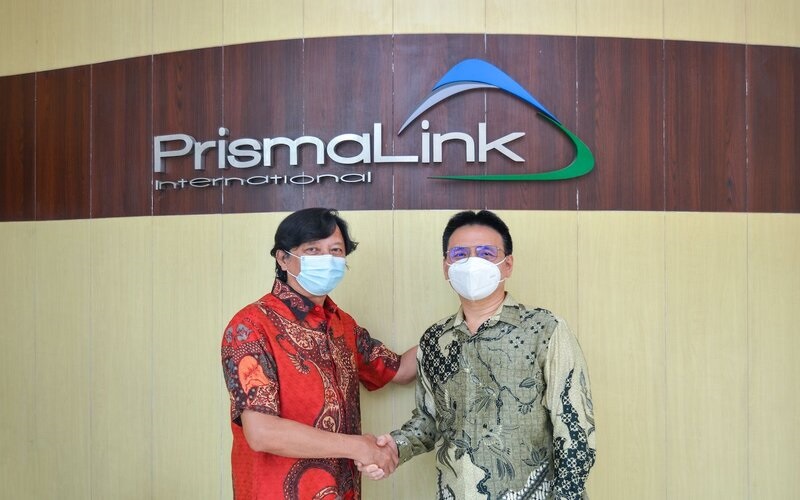 Serah terima jabatan antara Iljas Ridwan kepada CEO PT PrismaLink International Laksono pada Agustus 2021 - Dok.Perusahaan.