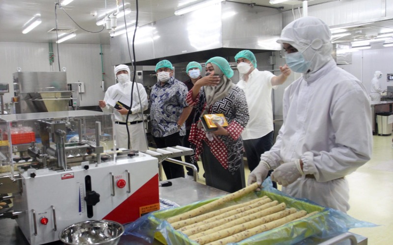 Wakil DPR RI Korinbang Rachmat Gobel mengunjungi fasilitas produksi PT. Chateraise Indonesia Manufacturing, di Citeureup, Bogor -  Istimewa