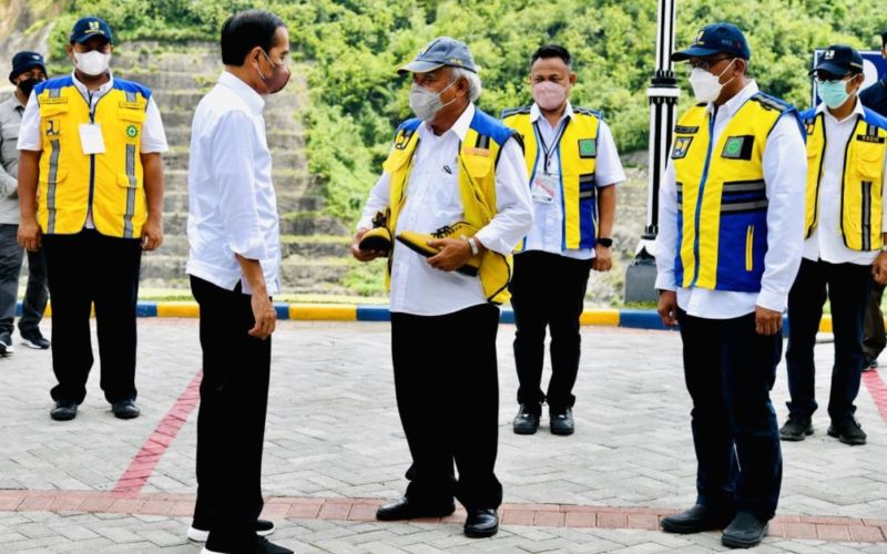 Presiden Jokowi dan Menteri PUPR Basuki Hadimuljono dalam kunjungan kerja di Trenggalek, Jatim, Selasa (30/11/2021) - BPMI Setpres - Laily Rachev.
