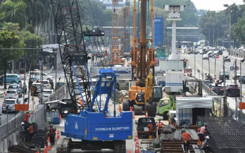Pekerja menyelesaikan proyek pembangunan MRT Jakarta fase 2A di kawasan Jalan MH Thamrin, Jakarta, Minggu (6/6/2021). - Antara