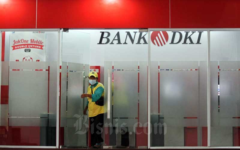 Warga melintas di depan logo Bank DKI di Jakarta, Selasa (5/5/2020). Bisnis - Arief Hermawan P