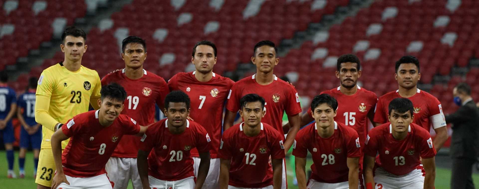 Pesepak bola Timnas Indonesia berpose di hadapan fotografer sebelum bertanding melawan Timnas Singapura dalam pertandingan Semi Final Leg 2 Piala AFF 2020 di National Stadium, Singapura, Sabtu (25/12/2021). Indonesia menang 4-2 pada pertandingan ini sehingga mengantarkan Laskar Garuda bertemu Thailand. - Antara / Humas PSSI.