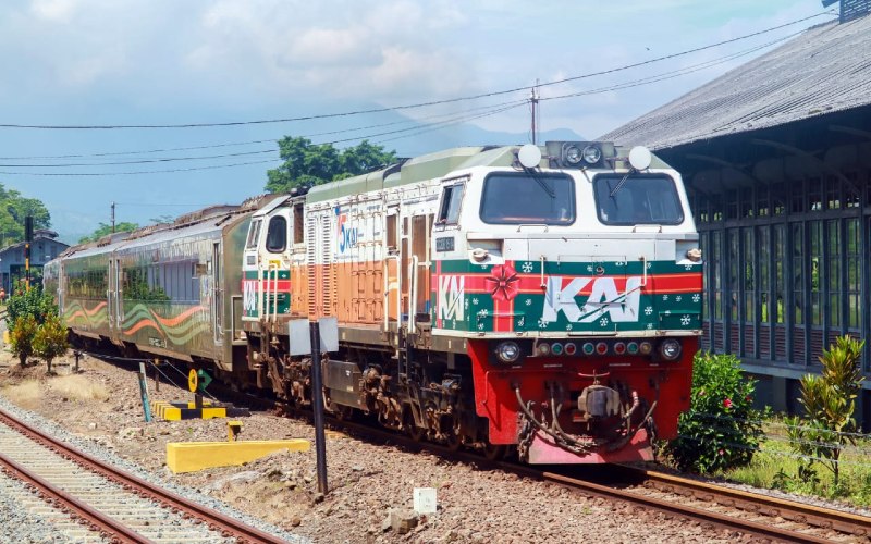 KAI memasang livery khusus Ramadan di 9 lokomotif.  - KAI