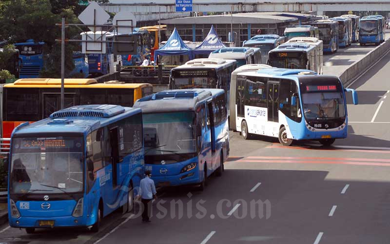 Bus Transjakarta berada di Halte Harmoni, Jakarta, Selasa (31/3/2020). Bisnis - Himawan L Nugraha