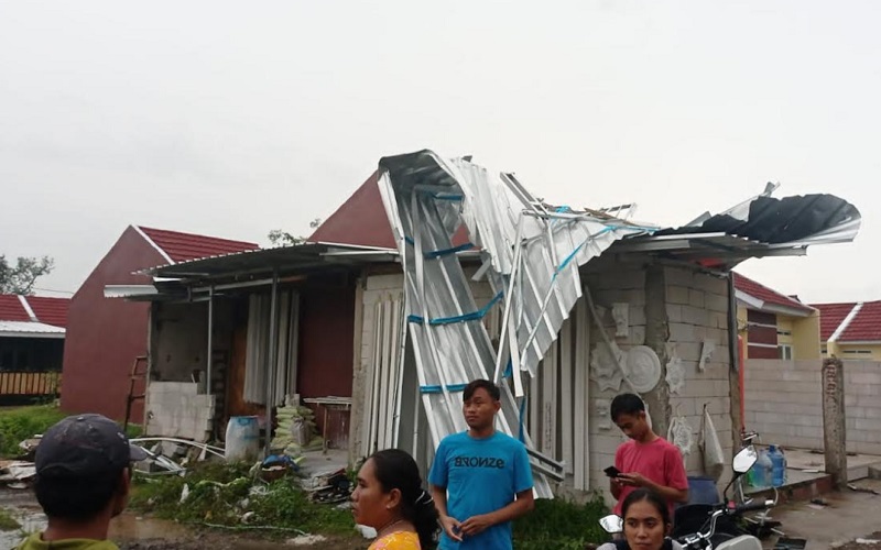 Bencana angin puting beliung terjadi di Kecamatan Gebang, Kabupaten Cirebon, Jawa Barat, pada Senin (27/12 - 2021) sekira pukul 15.30 WIB. 